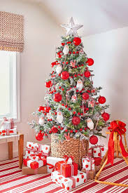 15 Classic Red And Green Christmas Decorating Ideas Small Space Christmas Tree Cool Christmas Trees Red And Gold Christmas Tree