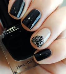 Con una tijera corta uñas o bien un corta uñas tipo alicate puedes cortar las uñas naturales para dejarlas lo mas cortas posible y con una lima las emparejas; Quieres Que Tus Unas Se Vean Mas Largas Solucionesestetica