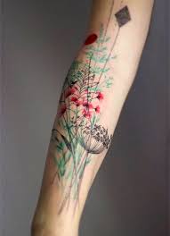 Blumenranke Tattoo Am Oberarm Farbge Tatowierung Mit Vielen Bluten Blumen Tattoo Blumenranken Tattoo Blumen Tattoo Oberarm