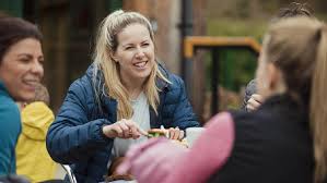 Daripada melakukan teknik balap yang berbahaya bagi diri sendiri dan pengguna jalan lainnya, lebih baik pengemudi memahami cara aman berbelok di tikungan. 9 Sikap Sopan Santun Agar Rukun Bertetangga