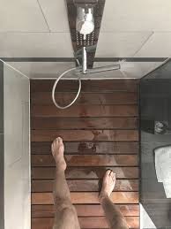 Dusche Mit Holzlamellen Boden Ein Stilvolles Badezimmer Ist Wie Ein Kurzurlaub Styling Von Polydual Grune Fliesen Dusche Fliesen Dusche