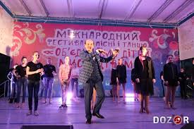 Узимку хореограф кілька разів потрапляв до реанімації через двостороннє запалення легень. Grigorij Chapkis Na Ploshi U Kirovogradi Vchiv Mistyan Latinoamerikanskim Tancyam Foto Mediaportal Dozor