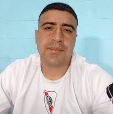 Vendo con detalles esta manchados. Después funciona de 10 es importado  tiene cubre pies se extiende la parte de arriba. La parte de los pies se  sube y baja (es de cuero)