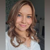 Carly Bradley's Instagram, Twitter & Facebook