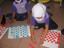 Gunakan kertas tersebut untuk membuat anyaman secara horizontal (seperti pada gambar di atas). 25 Kumpulan Gambar Anyaman Yang Cantik Dengan Motif Yang Menarik