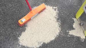 Parkeye sıvı yağ döküldü, prille sildim ama hala kayıyor, nasıl geçer kayganlığı, kaygan parke nasıl temizlenir ? Asfalt Uzerine Benzin Mazot Ve Yag Dokulmelerinde 100 Tek Adimda Kuru Temizlik Youtube