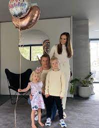 Bekukkantott az alfa romeo gyárába kimi raikkönen, hogy meglesse a giulia gta és gtam gyártását. Amulunk Kimi Raikkonen Gyonyoru Felesegen Minttu Barna Haju Szepseg Vilagsztar Femina