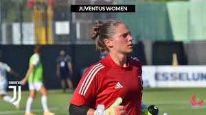 L'estremo difensore para un rigore (poi trasformato su ribattuta), la punta segna. Laura Giuliani Juventus Ecco Come Sono Diventata Portiere Ad Euro 2022 Calcio Femminile Italiano