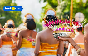 Tujuan upacara ngaben dimaksudkan untuk menyucikan roh masyarakat awam mungkin hanya mengenal upacara ngaben di bali sebagai ritual pembakaran mayat. 10 Upacara Adat Di Bali Ayo Sasksikan Keunikannya Tiket Com