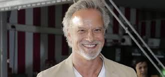 Ricardo jorge carriço de carvalho (cascais, cascais, 20 de agosto de 1964), é um actor e cantor português. Ricardo Carrico Troca Experiencias Com Jovens Na Covilha