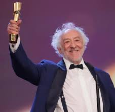 He is an actor and writer, known for sein letztes rennen (2013), nonstop nonsens (1975) and honig im kopf (2014). Dieter Hallervorden Welt
