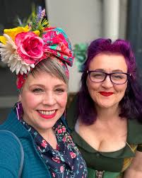 Met up with my lovely friend Dawn for a coffee today. Both of us dressed in  our vintage finery so had to grab a quick photo 🥰. #dothetwist #headwear  #vintage #vintagefriends #coffeewithfriends #