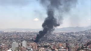 Los trabajos para detener el incendio continúan con la presencia de más de 30 bomberos, así como el grupo especializado de materiales peligrosos y equipo de rescate, para controlar por completo la situación. Videos Gran Columna De Humo En Bogota Por El Incendio De Una Bodega En Chapinero Minuto30 Com