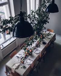 Dinner Table Styling With Linen And Flower Decorations Tisch Esstisch Bank Tischdekoration