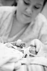 77 Emotional Photos Of Preemie Parents With Their Babies In NICU