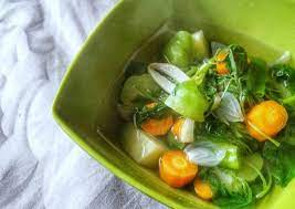 Selain bayam, hidangan ini juga dilengkapi dengan jagung dan tomat. Sayur Bening Bayam Clear Spinach Soup Recipe By Iskan Detia Karina Cookpad