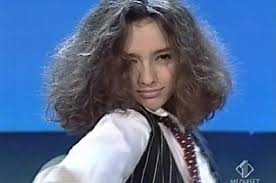 Ambra angiolini , es una actriz, conductora de televisión y ex cantante italiana; Non E La Rai 25 Anni Fa L Ultima Puntata Style