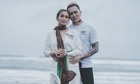 Biodata terlengkap sara wijayanto beserta informasi umur dan agama yang dianutnya gaes. Sara Wijayanto Dilecehkan Demian Aditya Buru Sang Pelaku Okezone Celebrity