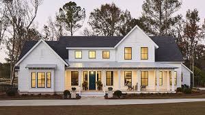 Modern Farmhouse Was The Most Popular Home Style Of 2020 Here Are 5 Inspiring Farmhouse Design Plans House Plans Farmhouse Southern Living House Plans House Styles