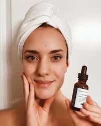 How To Use Retinol And Vitamin C In Your Skincare Routine The Right And Wrong Way To Apply Them In 2020 Vitamin C Benefits Retinol Skin Care