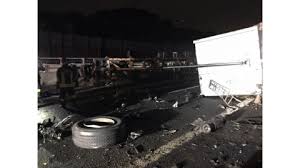 Terribile incidente, ieri mattina, nel pesarese lungo la provinciale 23 a casinella di tavoleto in provincia di pesaro urbino. Incidente In Autostrada Camion In Fiamme Muore L Autista Le Foto
