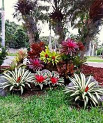 32 Flower Beds In Front Of House Ideas Landscapingideas Backyard Gardenideas Incheonf Tropical Garden Design Front Yard Garden Design Gardening Design Diy