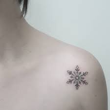 Floco De Neve Obrigada Brenda Ttblackink Tattoo2me Tattooja Artblessed Flash Work Shoulder Tattoos For Women Snow Flake Tattoo Tattoos For Women