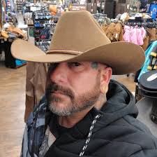 Which lakes allow well-behaved dogs?