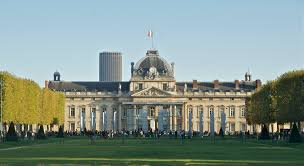 Bakımdaydı göremedik fakat mimarisi göründüğü kadarıyla muhteşem. Ecole Militaire France Wikipedia