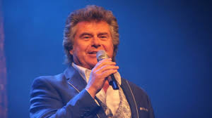 Und wenn eine tür geht dann bild ich mir ein du könnst es sein wenn erst der abend kommt und wenn es dunkel wird dann tritt dein schatten zu mir ein. Andy Borg Zum Ersten Mal Zeigt Er Seinen Heimlichen Sohn Schlager De