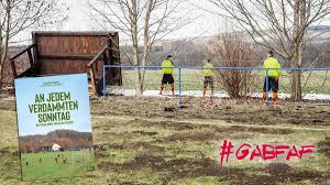 An jedem verdammten sonntag wird die schlacht ums nackte überleben auf und neben dem spielfeld geschlagen. Buchtipp Wenn Der Amateurfussball Dich Am Leben Halt Sportbuzzer De