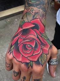 May 08, 2018 · nel giudizio universale, michelangelo rappresenta il momento in cui gli angeli suonano le trombe per lo scatenarsi dell'apocalisse. Tatuaggi Con Fiori Per Uomo 30 Idee Da Copiare Subito