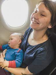 Ab welchem alter dein kind ohne große probleme fliegen kann, hängt aber ganz von deinem kind hab. 9 Reisetipps Furs Fliegen Mit Baby So Wird Der Flug Entspannt