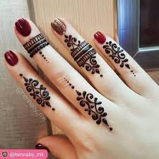 Gambarlah pola berbentuk tangan dan mulailah mendesain henna dengan motif sederhana semisal bunga, atau daun oh ya pergunakan pensil jika kamu tidak. 225 Gambar Motif Henna Tangan Sampai Kaki Mudah Dan Simpel