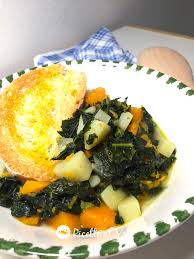 Frullate la zucca e rimettetela sul fuoco finchè la zuppa non raggiunge la consistenza che più vi piace. Zuppa Di Cavolo Nero E Zucca