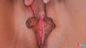 Fille Se Masturbe Sa Chatte Lèvres Frottant Clito Près De L’Orgasme!