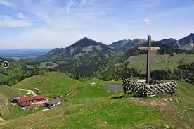 Die Kranzhorn Hutte Ist Fur Familien Ein Beliebtes Wanderziel Im Chiemgau Die Alm Bietet Fur Die Kinder Einen Streichelzoo Und Eine Reiseziele Ausflug Reisen
