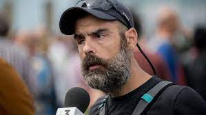 Jérôme rodrigues, figure du mouvement, a annoncé avoir perdu l'usage de son œil suite à un tir de lbd lors de la manifestation du 26 janvier checknews a pu consulter les documents médicaux attestant que jérôme rodrigues a effectivement perdu la vision de l'œil droit à la suite de sa blessure. Soupcons De Violences Conjugales Garde A Vue Levee Pour Le Gilet Jaune Jerome Rodrigues L Express