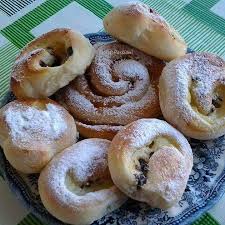 Le girelle danesi, conosciute anche come girelle crema e uvetta, sono delle brioches morbide e dolci molto amate: Dolci Passioni Ecco Le Mie Girelle Danesi Alla Crema E Facebook