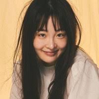 Kim Apple's Instagram, Twitter & Facebook