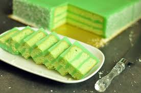 Bahan2 3 biji kuning telur 60 ml jus pandan(4 helai daun pandan + 60 ml santan)blend dan tapis 30 ml minyak masak 60 gm tepung gandum 1/2 sk garam. Kek Pandan Layer Lembut Lemak Berkrim Sedapnya Makan Waktu Sejuk Wanita Ni Kongsi Resipi Siap Tutorial Cara Buat Keluarga