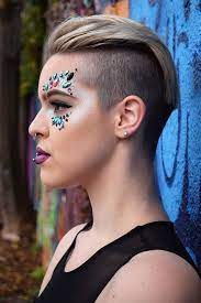 Some shave both sides of the head and leave a thick fringe of hair in the center. Pin On Rovid Frizura