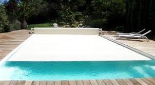 Abris pour piscine avec volet hors sol utilisant une couverture manuelle ou automatique sur rail ou classique ainsi qu`un volet avec lames mécaniques motorisées. Volet De Piscine Hors Sol Fixe A Moteur