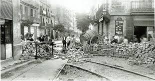 1909 Semana Tragica Barricada En Las Calles De Barcelona Barcelona Fotos De Barcelona Barcelona Ciudad