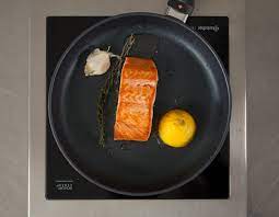 Daheim die lachsfilets waschen, trocken tupfen und evtl. Wie Brate Ich Einen Lachs Richtig Braten Fisch Tipps Von Profis Deutsche See
