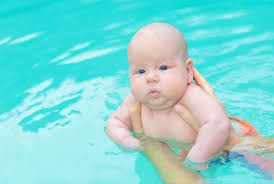 Bersih = kolam renang bayi pribadi. Sejak Usia Berapakah Si Kecil Sudah Boleh Diajak Berenang