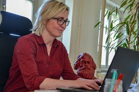 Sie ist seit 2013 landesvorsitzende von die linke thüringen und seit 2014 auch fraktionsvorsitzende im. Susanne Hennig Wellsow Mdl
