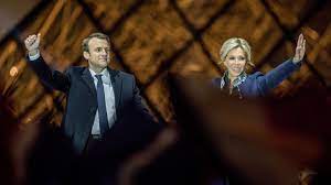 Emmanuel macron met brigitte when he was 16. Emmanuel Macron Gemeinsam Mit Ehefrau Brigitte Ist Er Unbesiegbar Stern De