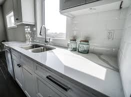 Otra idea es extender el diseño y el alicatado encimera de cocina alicatada con azulejos grises y tonos tierra. 5 Tendencias En Alicatado Para Cocinas Bienvenidos A Mi Cocina Cocinas Suarco