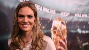 Die sportschau ist eine regelmäßige sportsendung der ard, die vom wdr in köln produziert und im fernsehsender das erste seit 4. Wm Moderatorin Julia Scharf Kuhl Und Empathisch Stern De